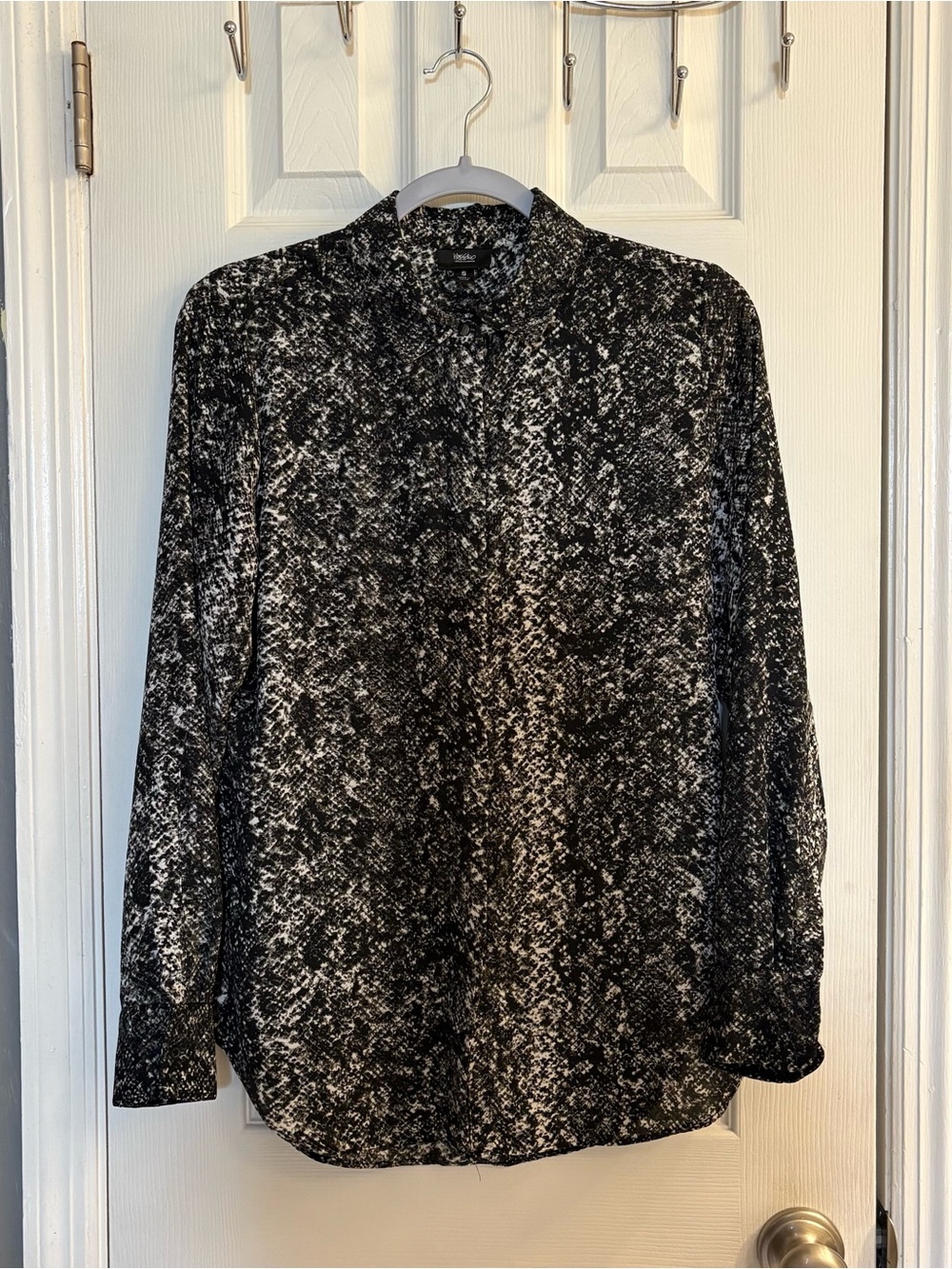 Mossimo Women's Size Small Black White Abstract Print Button Long Sleeve Blouse.